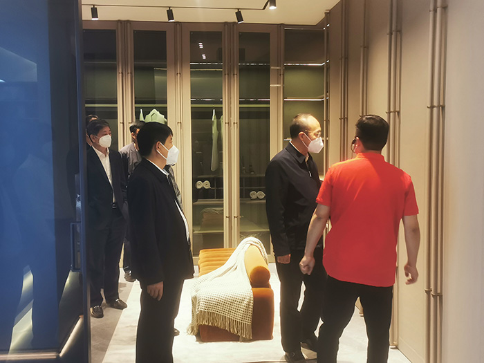 1654139258243505 参观鸿运国际家居出产车间
